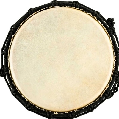 Pandeiro redondo com pele natural creme e estrutura preta em fundo branco