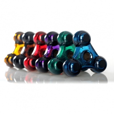 Seis fidget spinners coloridos alinhados sobre fundo branco