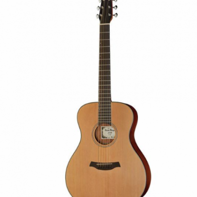 Guitarra acústica de madeira clara com seis cordas e etiqueta 