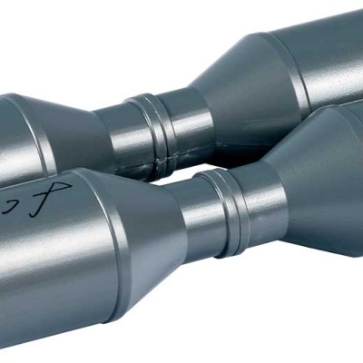 Par de objetos metálicos cinzentos com marca e texto