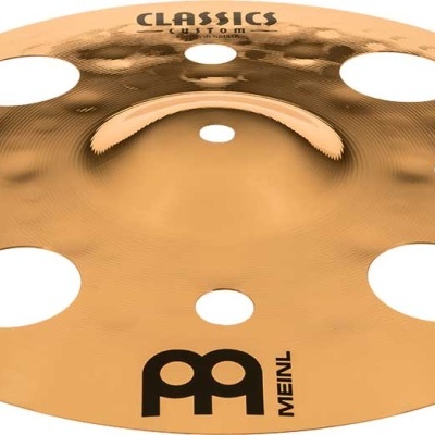 Prato de bateria cobre com orifícios e textos 'CLASSICS' e 'MEINL'.