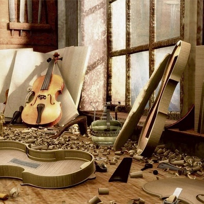 Ateliê com violino desmontado, ferramentas, partituras e caixa de velas em mesa de madeira