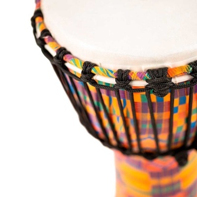 Tambor djembe colorido com pele branca e cordas pretas