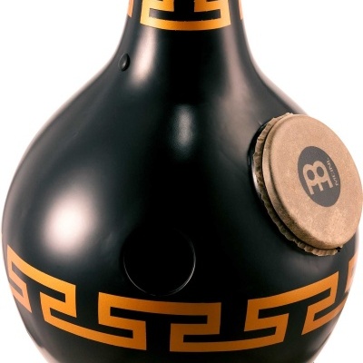 Instrumento de percussão cabaça preta com padrão geométrico laranja e almofada de couro bege