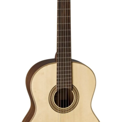 Guitarra clássica de madeira clara e castanha com seis cordas