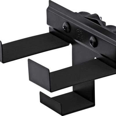 Suporte de parede preto em metal com três apoios em U