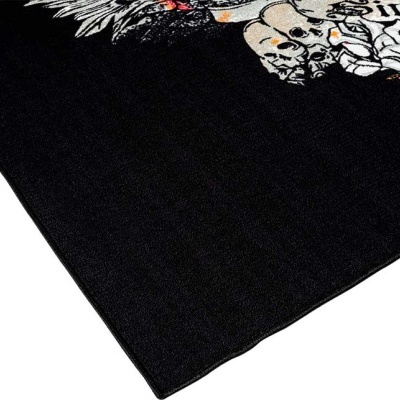 Tapete preto com estampa colorida de caveiras, rosas, penas e texto