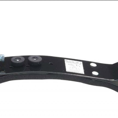 Suporte metálico preto curvado com parafusos e etiquetas