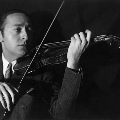 Homem em fato a tocar violino de madeira escura