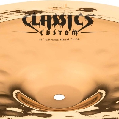 Prato de bateria metálico dourado com texto CLASSICS CUSTOM 16