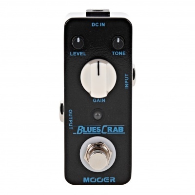 Pedal preto para guitarra Mooer Blues Crab com botões de controle e texto azul