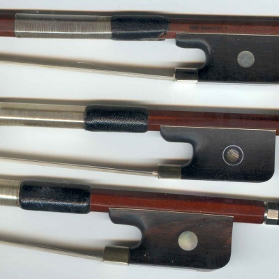 Três arcos para violino com madeira castanha e detalhes prateados