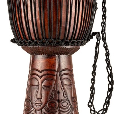 Tambor djembe em madeira escura com entalhes de faces humanas e cordas pretas.