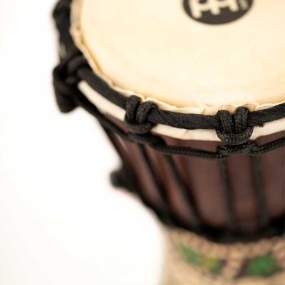 Tambor djembe de madeira com pele clara e base decorada trançada