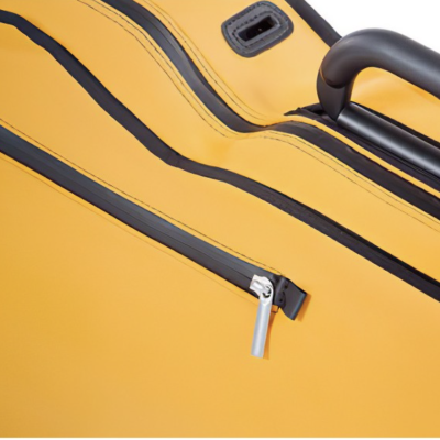 Mala de viagem amarela com bolsos e fechos pretos em fundo branco