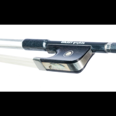 Arco para instrumento de cordas com varas em madeira clara e preta, detalhes metálicos e texto 'GALAXY graphite'