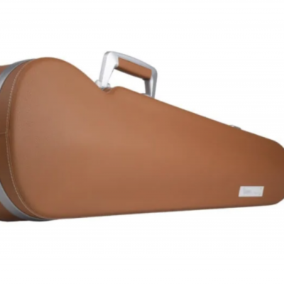 Estojo rígido castanho claro para instrumento musical assimétrico com alça metálica