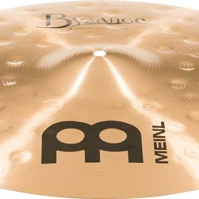 Prato de bateria dourado martelado com texto MEINL
