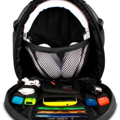 Bolsa de transporte preta para acessórios eletrónicos com fones de ouvido e carregadores