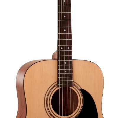 Guitarra acústica Cort madeira clara com escudo preto e logo na cabeça