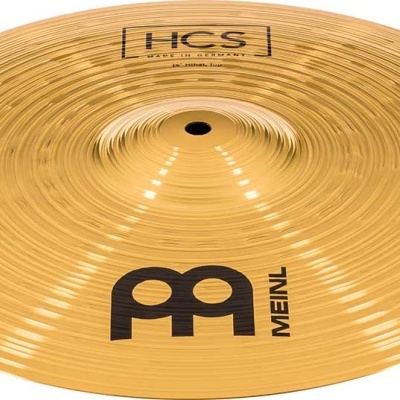 Prato de bateria dourado com inscrições HCS e MEINL em preto