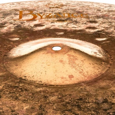 Prato de percussão metálico com buraco central e texto BYZANCE