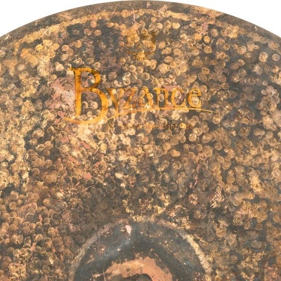 Prato metálico decorativo bronze com textura martelada e inscrição Byzance