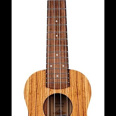 Ukulele em madeira com padrão listrado e quatro cordas brancas