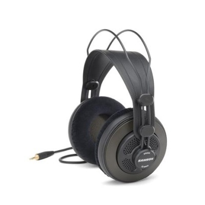 Auscultadores SENNHEISER HD 599 pretos com cabo, sobre fundo branco