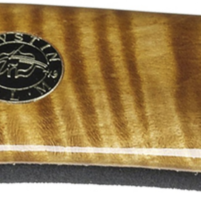 Instrumento musical em madeira clara com etiqueta preta redonda AVGYSYLM