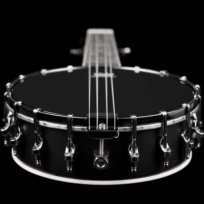 Banjo preto com aro metálico e cordas visíveis em fundo preto