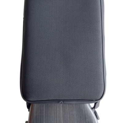 Mala cinzenta texturizada sobre instrumento musical de madeira escura