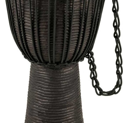 Tambor djembe de madeira escura com pele branca e cordas pretas