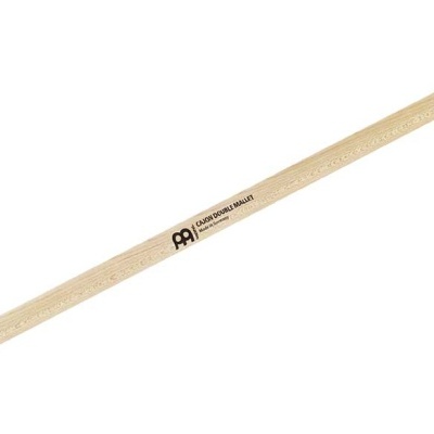 Baqueta de madeira com cabeças pretas em espuma sobre fundo branco