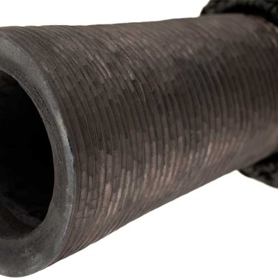 Instrumento tipo darbuka escuro com superfície texturizada e estriada