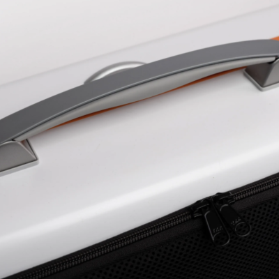 Mala de viagem branca com alça cinza metálica e zíper preto