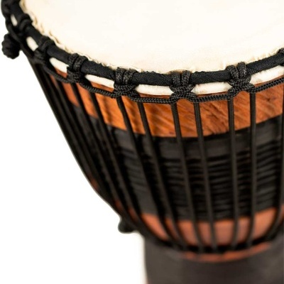 Tambor djembe em pele branca e madeira castanha com cordas pretas