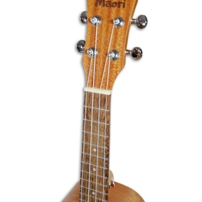 Ukulele de madeira com a palavra MAORI na cabeça