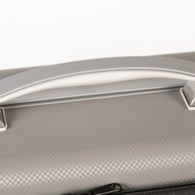 Puxador metálico prateado em mala de viagem cinzenta texturizada