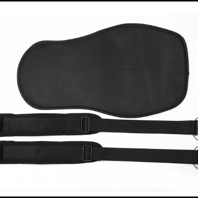 Cinto de suporte lombar preto com correias ajustáveis e ganchos prateados sobre fundo branco