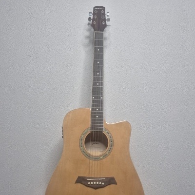 Guitarra acústica de madeira clara com braço escuro e suporte preto