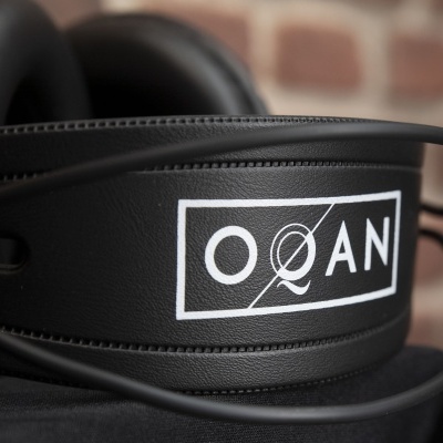 Headphones com faixa preta em pele com logótipo OOQAN em branco