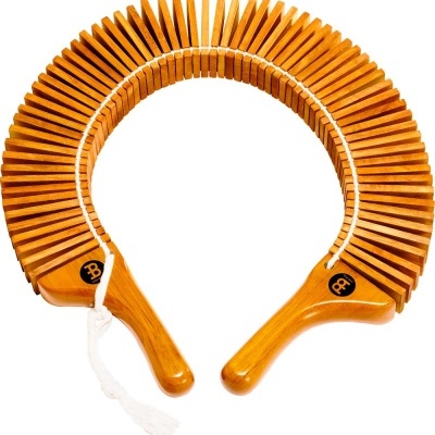 Instrumento musical de madeira semicircular com alças e fio branco