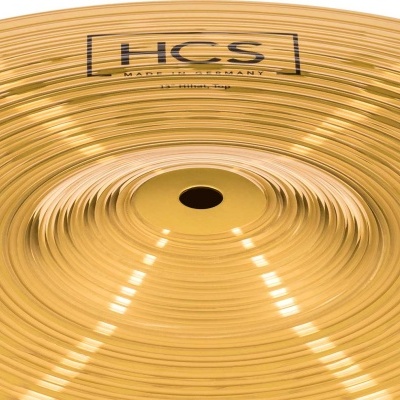 Prato de bateria dourado com textura ondulada e inscrições HCS Made in Germany