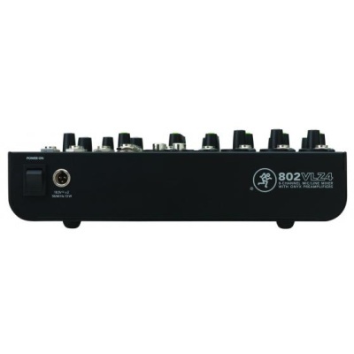 Mesa de mistura Mackie preta com botões e texto branco na lateral