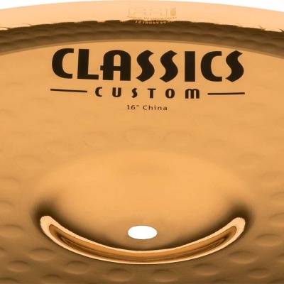 Prato de bateria dourado com texto CLASSICS CUSTOM 16