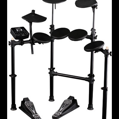 Bateria eletrónica preta com tambores, pratos, dois pedais e controlador digital