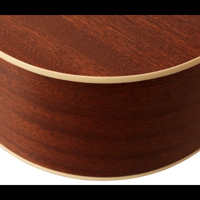 Lateral de violão em madeira castanha clara com filetes brancos