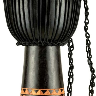 Tambor djembe em madeira escura e pele clara com cordas pretas e padrão geométrico na base