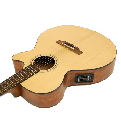 Guitarra acústica em madeira clara com laterais escuras e escudo eletrônico